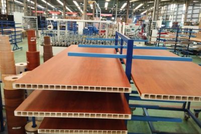 Công nghệ ép đùn phôi cửa nhựa gỗ composite hiện đại tại nhà máy