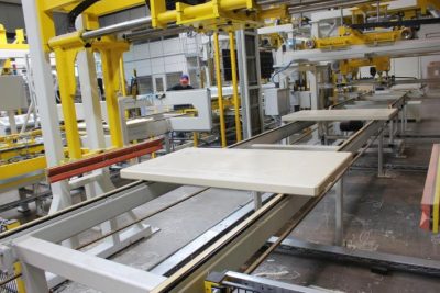 Công nghệ tạo hình và đùn ép phôi cửa nhựa gỗ composite hiện đại tại nhà máy
