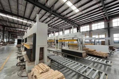 Công nghệ tạo hình và đùn ép phôi cửa nhựa gỗ composite hiện đại tại nhà máy