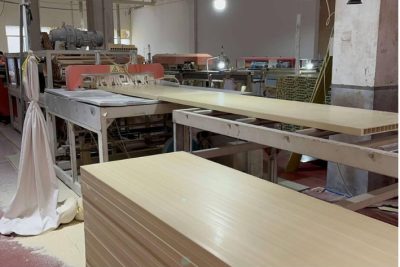 Công nghệ tạo hình và đùn ép phôi cửa nhựa gỗ composite hiện đại tại nhà máy