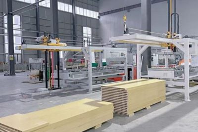 Công nghệ tạo hình và đùn ép phôi cửa nhựa gỗ composite hiện đại tại nhà máy