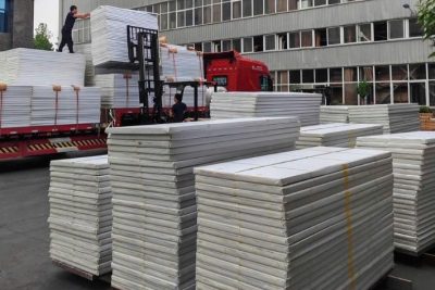 Nhà máy đang vận chuyển phôi cửa composite đến các xưởng