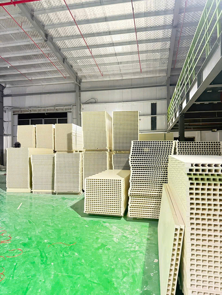 CUNG CAP PHOI LAM CUA NHUA COMPOSITE TAN GOC