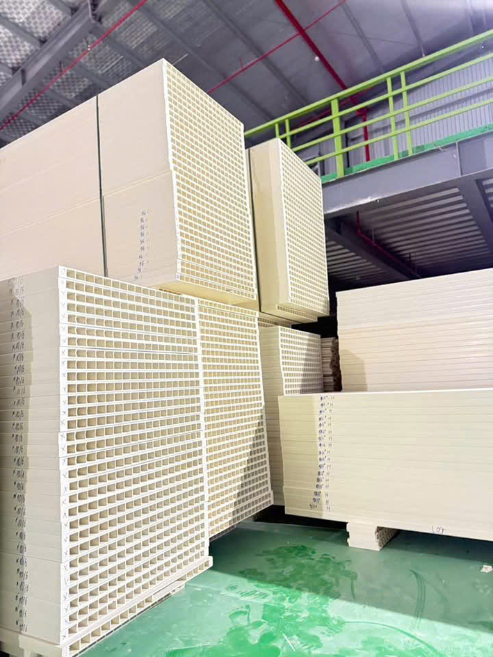 phoi-cua-composite-tan-nha-may