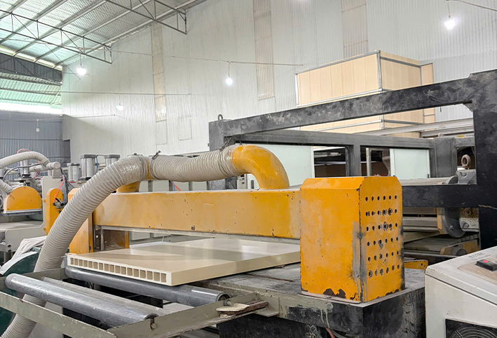 CUNG CAP PHOI LAM CUA NHUA COMPOSITE TAN GOC